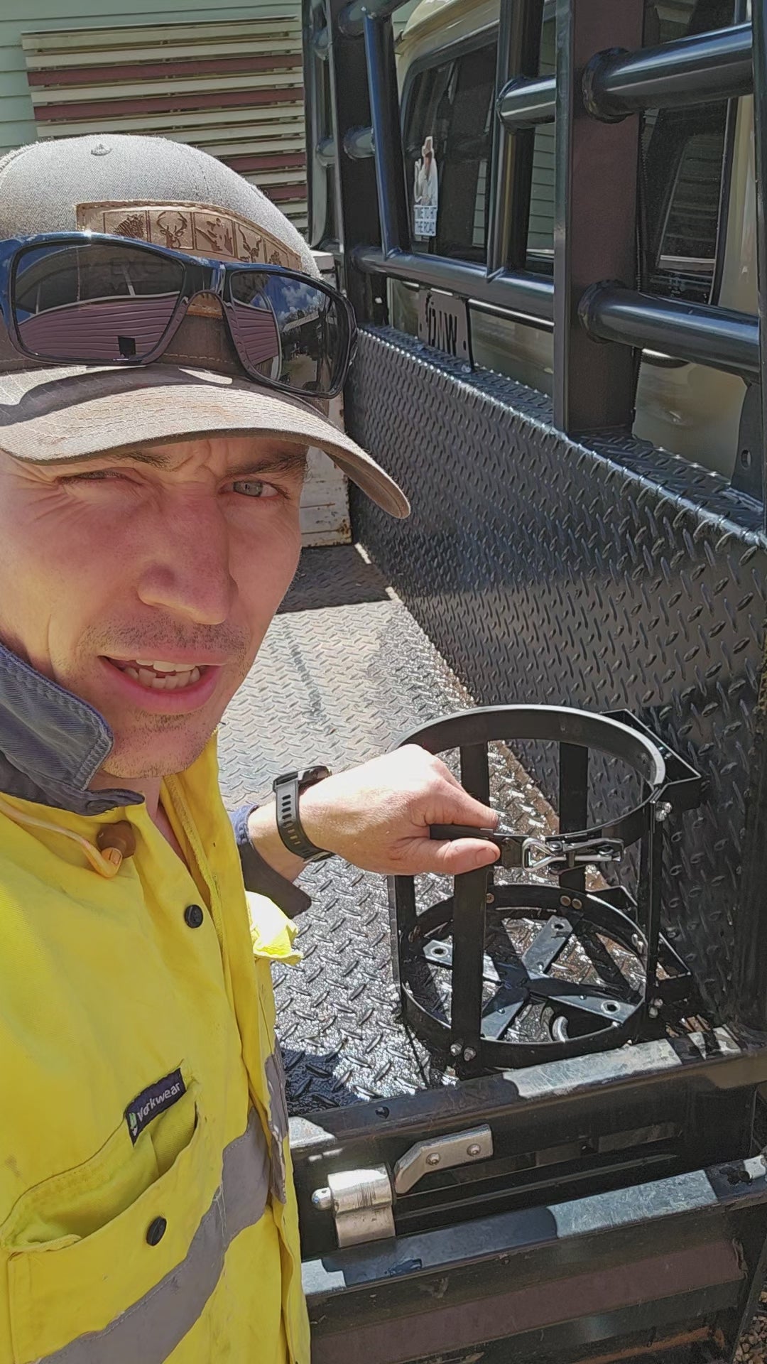 Mounting bottle holder 